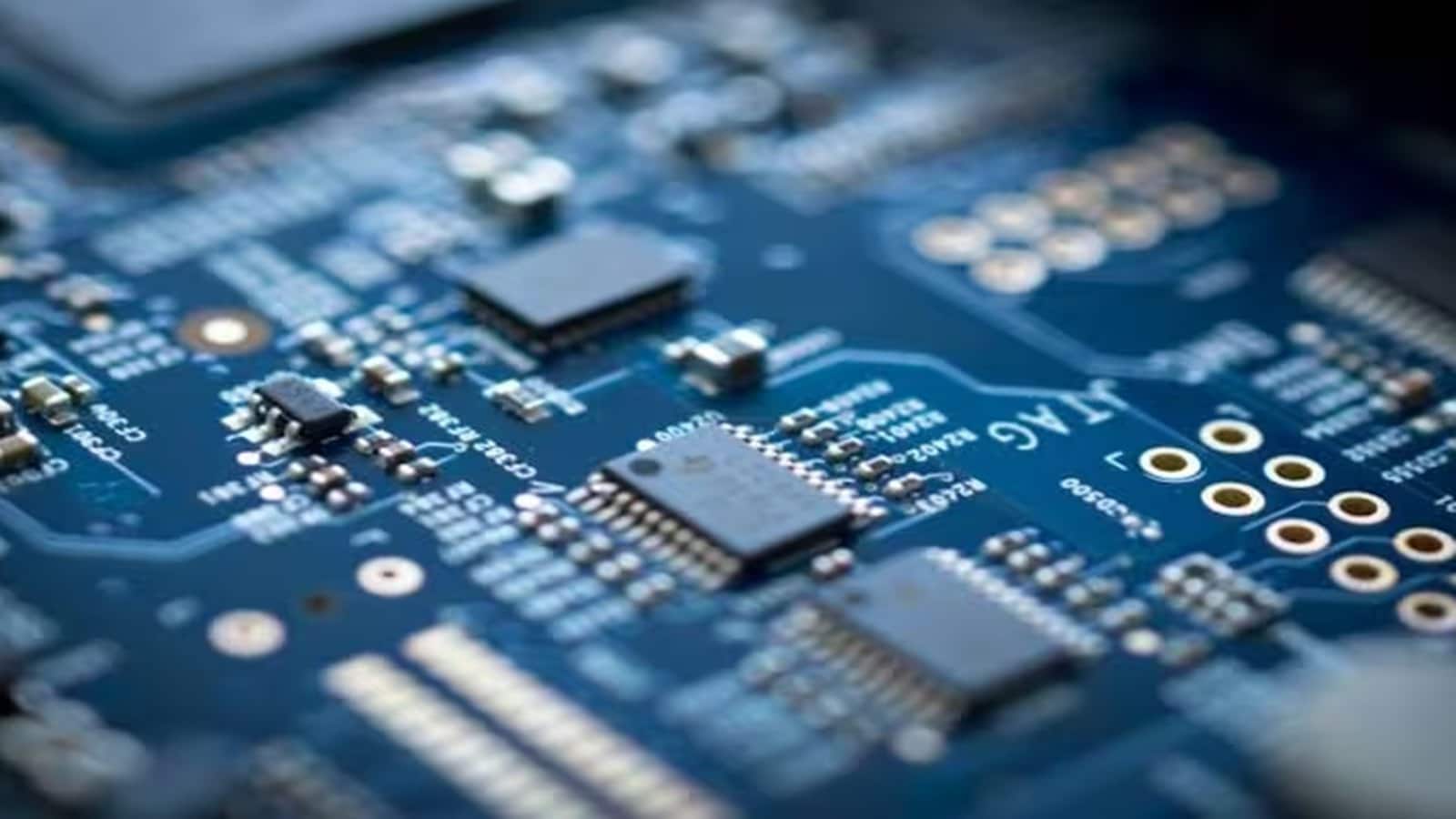 भारत में बढ़ती चिप मैन्युफैक्चरिंग का फायदा उठाने की तैयारी में ग्लोबल कंपनियां; स्मार्टफोन, इलेक्ट्रॉनिक्स हो सकते हैं सस्ते भारत में बढ़ती चिप मैन्युफैक्चरिंग का फायदा उठाने की तैयारी में ग्लोबल कंपनियां; स्मार्टफोन, इलेक्ट्रॉनिक्स हो सकते हैं सस्ते