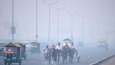आज सुबह दिल्ली का औसत AQI 393 दर्ज किया गया, लेकिन कई इलाकों में यह 450 के पार जा चुका है
