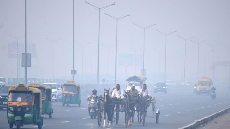Delhi AQI: दिल्ली-NCR में थोड़ी राहत के बाद फिर 'गंभीर' लेवल पर पहुंचा AQI,  सांस लेना हुआ मुहाल, विशेषज्ञों ने चेताया | Moneycontrol Hindi