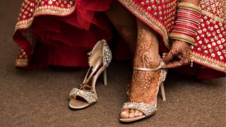 पेंसिल हील्स स्टाइलिश तो लगती हैं, लेकिन इन्हें पहनने से चलने में परेशानी और बैलेंस की दिक्कत होती है। कई बार लंबे समय तक खड़े रहने या चलने में असुविधा होती है।