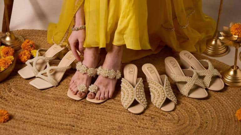 इसलिए शादी में ऐसी हील्स चुनें जो स्टाइलिश और कम्फर्टेबल दोनों हों। सही डिजाइन वाली हील्स पहनकर आप आराम से पूरे दिन शादी एन्जॉय कर सकती हैं।