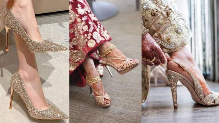 मोती डिजाइन वाली हील्स भी लहंगे के साथ बहुत खूबसूरत लगती हैं। ये कम्फर्टेबल होने के साथ लुक को अट्रैक्टिव बनाती हैं।