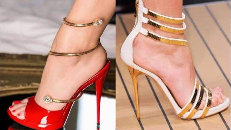 मार्केट में मोती डिजाइन वाली हील्स 1,500 से 2,000 रुपये में मिल जाती हैं। इन्हें शादी के बाद भी अन्य फंक्शन्स में इस्तेमाल किया जा सकता है।