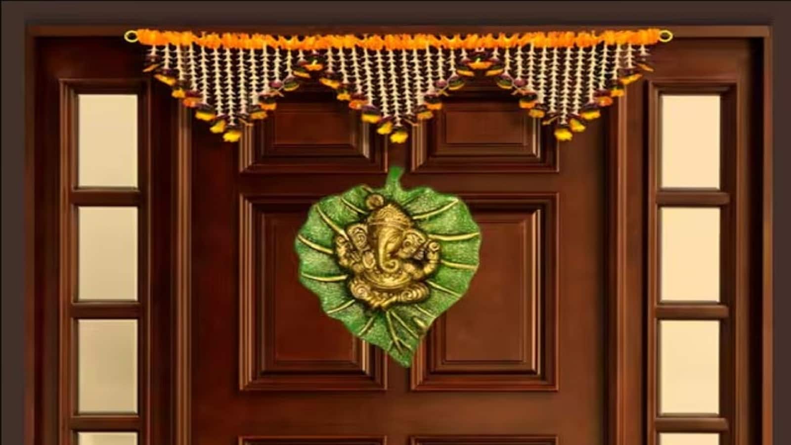 Vastu Tips For God Photo At Entrance: घर के मुख्य दरवाजे पर इस भगवान की तस्वीर लगाने से आएगी संपन्नता और खुशहाली