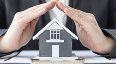 5% नियम – डाउन पेमेंट का न्यूनतम हिस्सा  
घर की कुल कीमत का कम से कम 5% पर्सनल फंड के रूप में रखना चाहिए। उदाहरण के लिए, 50 लाख रुपये के घर पर कम से कम 2.5 लाख रुपये नकद होने चाहिए। हालांकि बैंक 20% डाउन पेमेंट की मांग करते हैं, लेकिन यह न्यूनतम राशि है।

