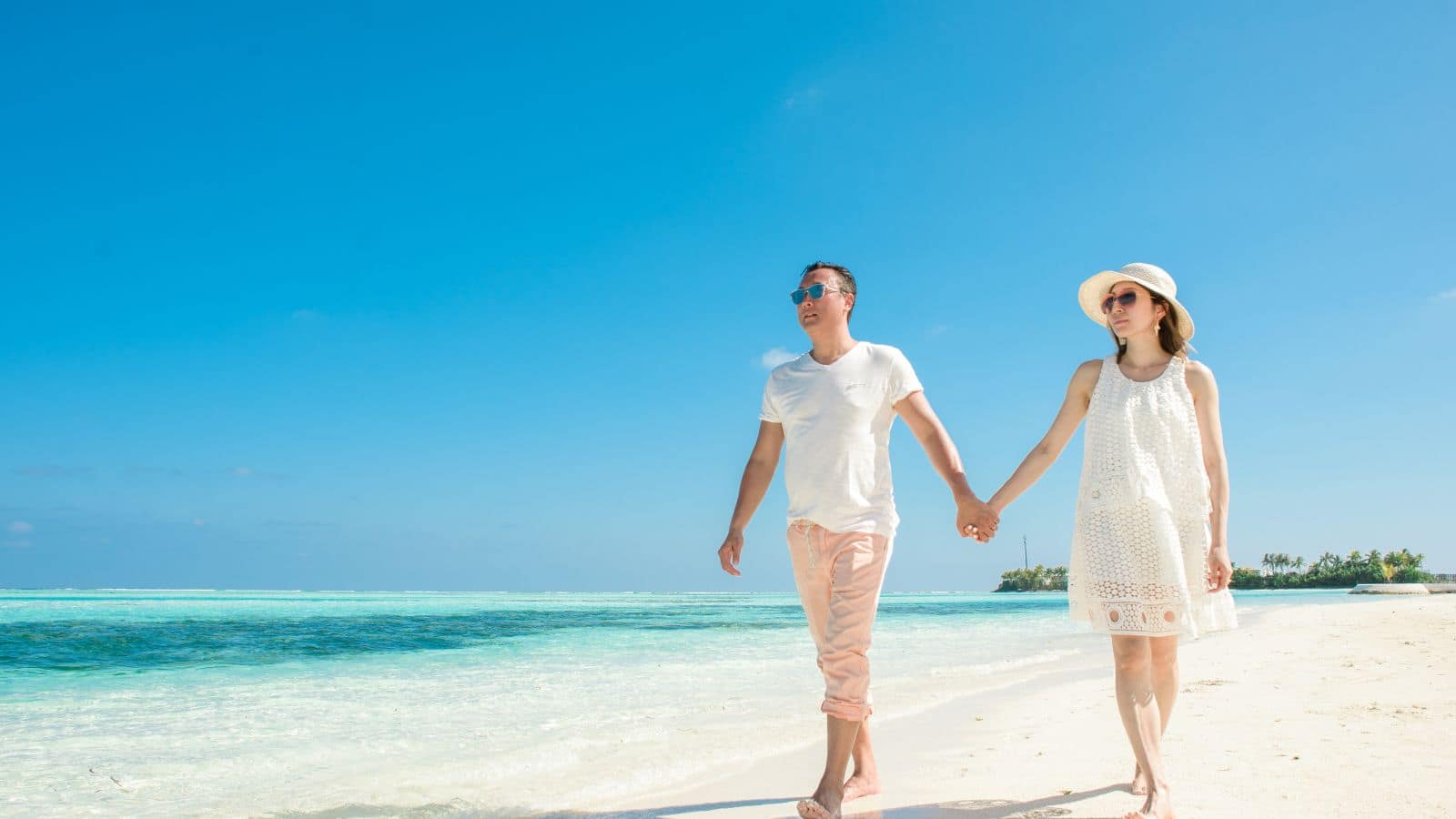 शादी के बाद घूमने का बना रहे हैं प्लान? देश के बाहर ये जगहें रहेगी आपके लिए बेस्ट