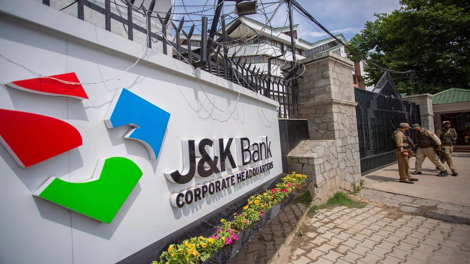 J&K Bank लाएगा ₹750 करोड़ का QIP, टियर 2 बॉन्ड से जुटाएगा ₹500 करोड़; शेयर में तेजी J&K Bank लाएगा ₹750 करोड़ का QIP, टियर 2 बॉन्ड से जुटाएगा ₹500 करोड़; शेयर में तेजी