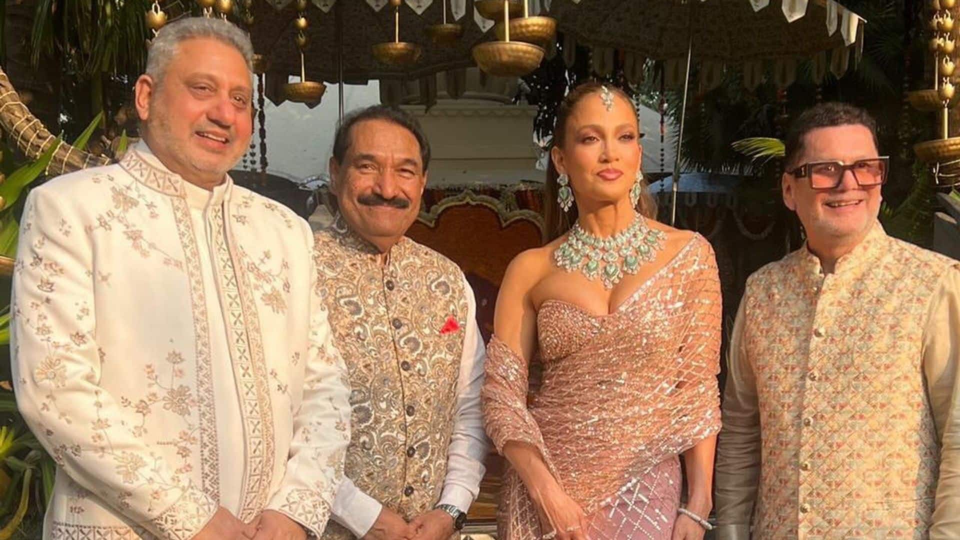 इंड्रो वेस्टर्न लुक में जेनिफर लोपेज ने ढाया कहर, दुल्हा-दुल्हन संग खूबसूरत फोटोज हुईं वायरल