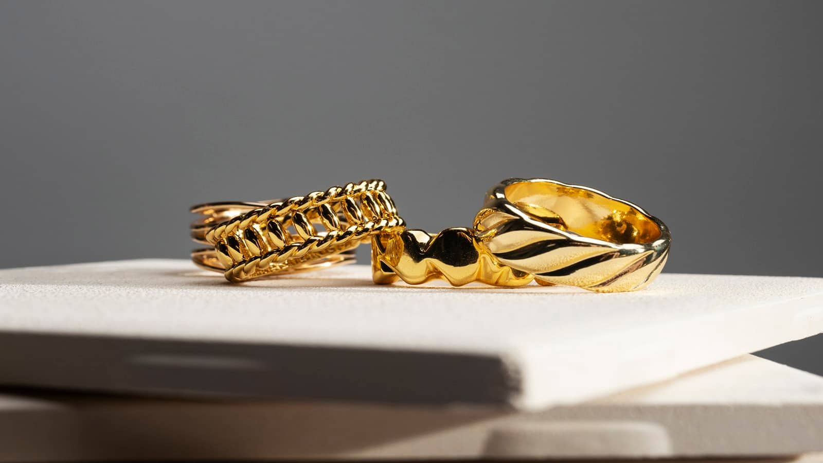 Gold Price Today: सोना फिर लुढ़का, चांदी में भी गिरावट; चेक करें लेटेस्ट रेट