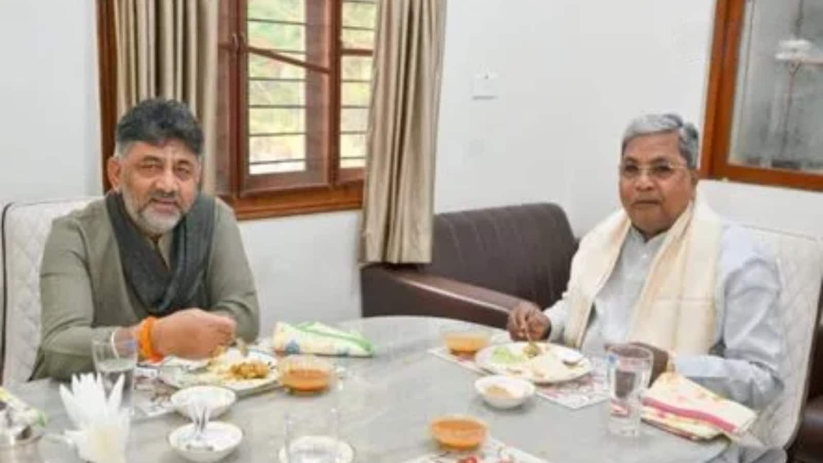 सिद्धारमैया-शिवकुमार की नाश्ते पर बैठक, मुख्यमंत्री पद को लेकर बन सकती है सहमति सिद्धारमैया-शिवकुमार की नाश्ते पर बैठक, मुख्यमंत्री पद को लेकर बन सकती है सहमति