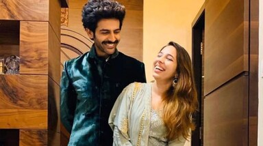 कार्तिक आर्यन इन दिनों अपनी आने वाली फिल्मों की तैयारियों में लगे हुए हैं। इस बीच एक्टर के घर जोरदार फंक्शन की भी तैयारियां चल रही हैं।