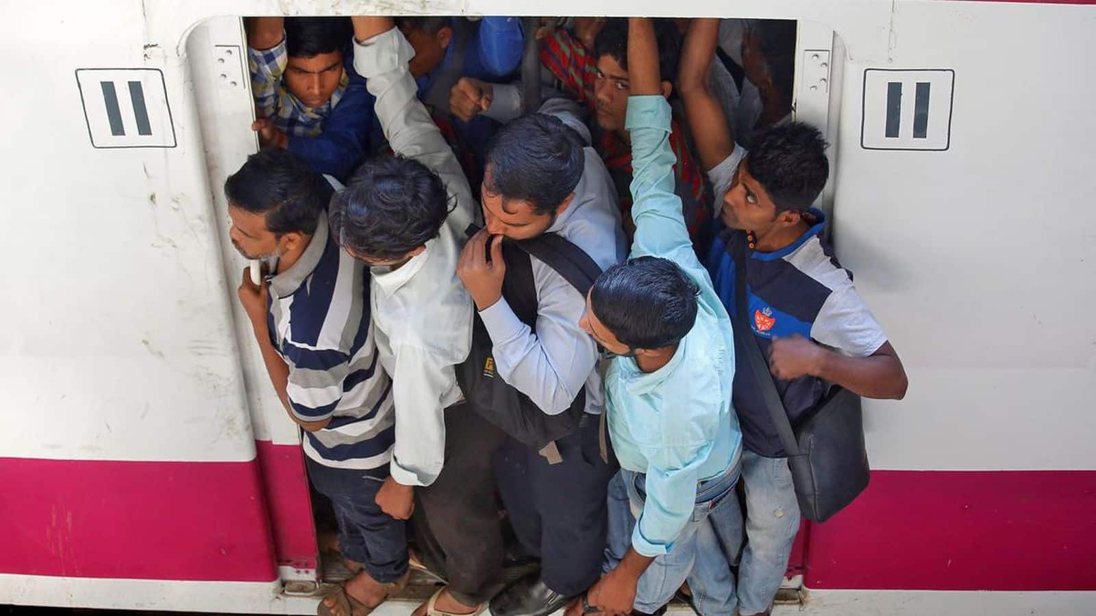 Train Accident: मुंबई में बड़ा हादसा! सैंडहर्स्ट रोड रेलवे स्टेशन के पास ट्रेन की चपेट में आने से 2 लोगों की मौत, 3 यात्री घायल Train Accident: मुंबई में बड़ा हादसा! सैंडहर्स्ट रोड रेलवे स्टेशन के पास ट्रेन की चपेट में आने से 2 लोगों की मौत, 3 यात्री घायल