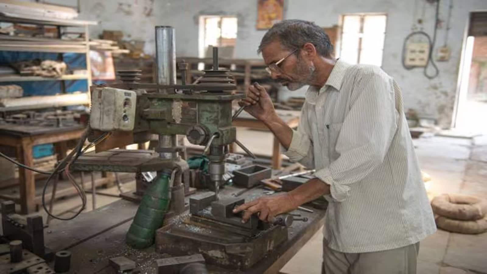 New Labour Codes: पेड छुट्टी से लेकर ओवरटाइम के लिए डबल वेज तक...MSME वर्कर्स को क्या होंगे फायदे New Labour Codes: पेड छुट्टी से लेकर ओवरटाइम के लिए डबल वेज तक...MSME वर्कर्स को क्या होंगे फायदे