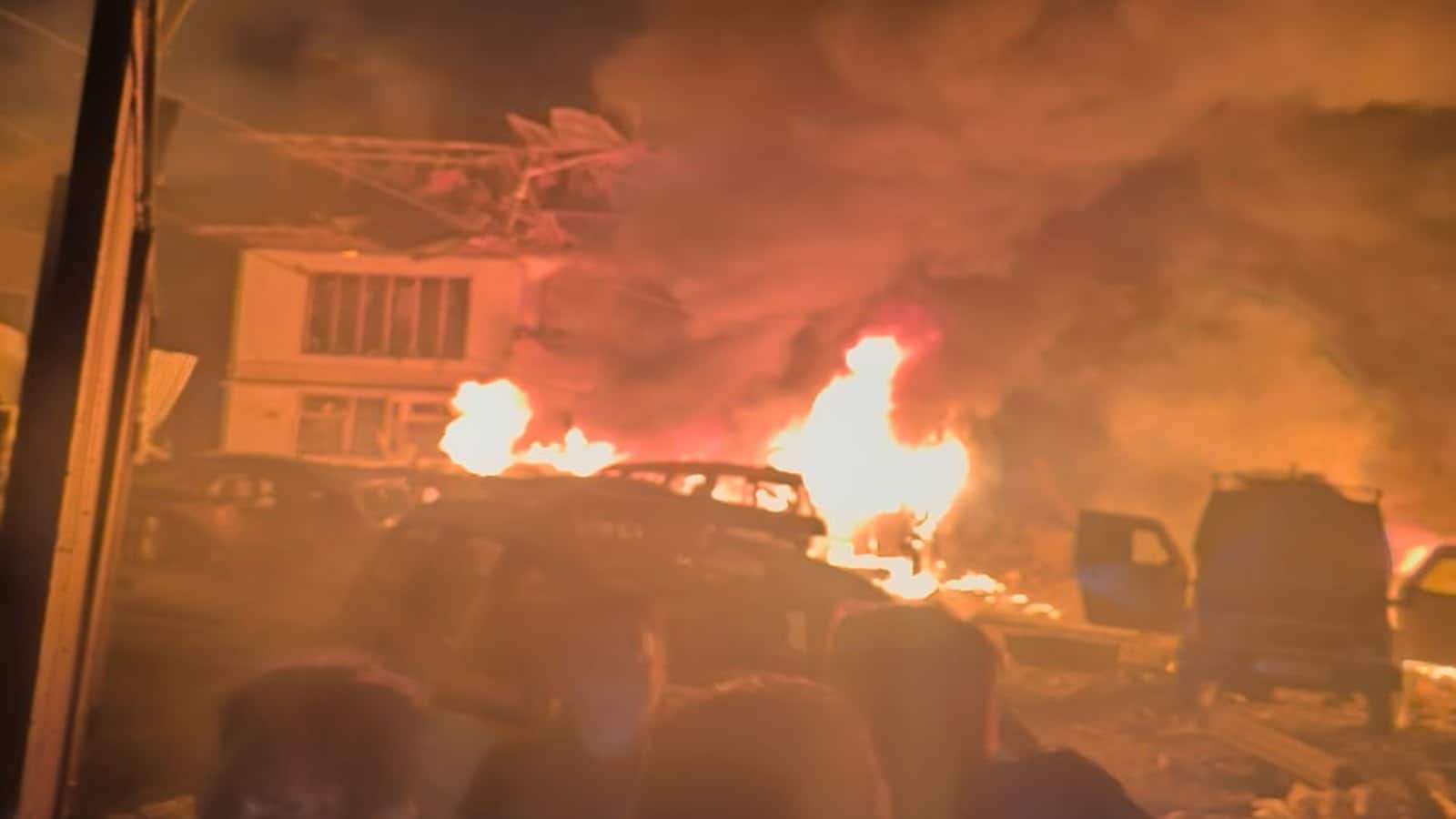 जम्मू-कश्मीर के नौगाम पुलिस स्टेशन में धमाका, 9 की मौत; 30 घायल जम्मू-कश्मीर के नौगाम पुलिस स्टेशन में धमाका, 9 की मौत; 30 घायल