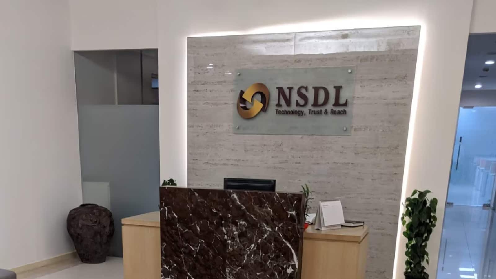 NSDL Share Price: तीन महीने का लॉक-इन खत्म, एनएसडीएल का शेयर धड़ाम NSDL Share Price: तीन महीने का लॉक-इन खत्म, एनएसडीएल का शेयर धड़ाम
