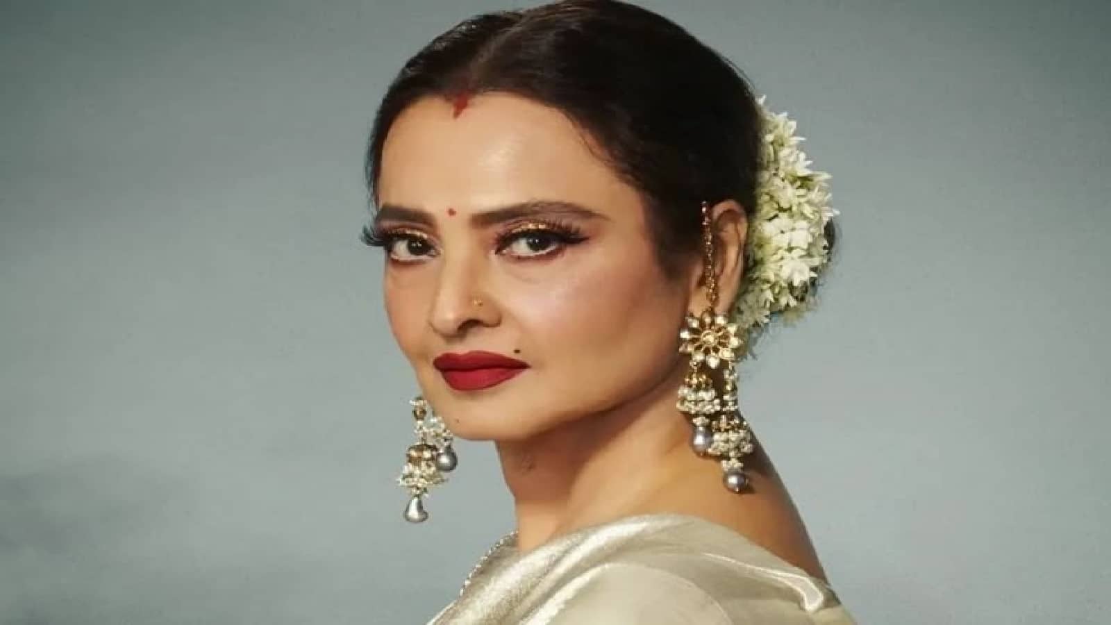 11 साल तक सिल्वर स्क्रीन से दूर रहने के बाद 71 की उम्र में कमबैक को तैयार हैं Rekha, डिजाइनर मनीष मलहोत्रा ने दिया ये हिंट 11 साल तक सिल्वर स्क्रीन से दूर रहने के बाद 71 की उम्र में कमबैक को तैयार हैं Rekha, डिजाइनर मनीष मलहोत्रा ने दिया ये हिंट