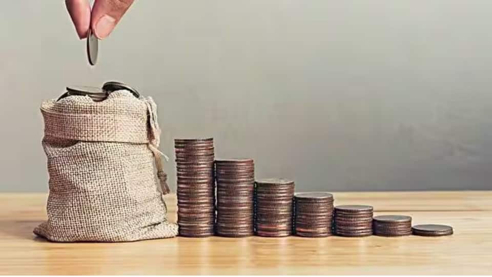 Financial Savings: अच्छी कमाई के बावजूद नहीं कर पा रहे हैं बचत? तो कर्ज से निपटने के लिए जानिए ये पांच आसान फॉर्मूले