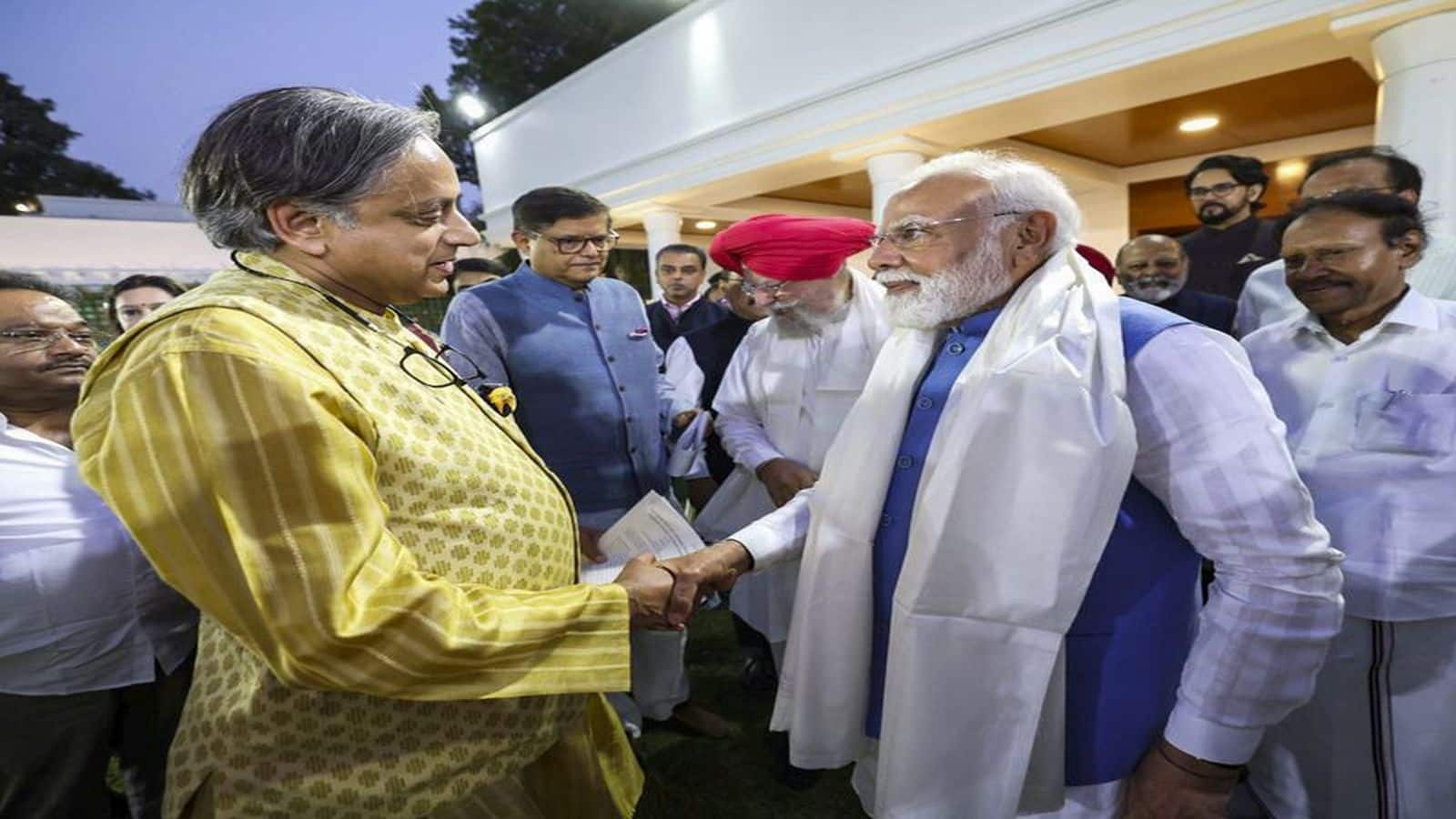 Shashi Tharoor: शशि थरूर ने फिर की पीएम मोदी की जमकर तारीफ, कांग्रेस सांसद ने पार्टी को किया असहज