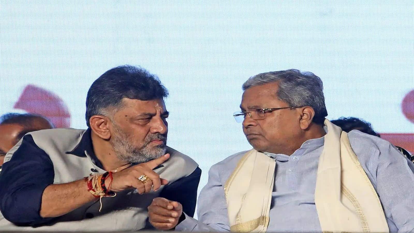 Karnataka Cabinet Reshuffle: सिद्धारमैया बने रहेंगे CM या डीके शिवकुमार को मिलेगी कर्नाटक की कमान? कैबिनेट फेरबदल पर टिकी सबकी निगाहें Karnataka Cabinet Reshuffle: सिद्धारमैया बने रहेंगे CM या डीके शिवकुमार को मिलेगी कर्नाटक की कमान? कैबिनेट फेरबदल पर टिकी सबकी निगाहें