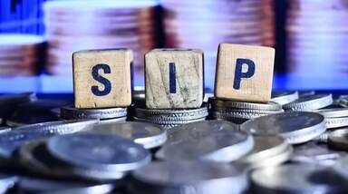 SIP क्या है और क्यों शुरू करें?  
SIP म्यूचुअल फंड में हर महीने फिक्स अमाउंट निवेश करने का तरीका है। यह रुपी कॉस्ट एवरेजिंग से बाजार की उतार-चढ़ाव से बचाता है। 12% औसत रिटर्न मानें तो छोटे निवेश से लाखों बनते हैं। उदाहरण: 10 साल में 10,000 SIP से 23 लाख तक पहुंच सकता है। लंबे समय में कंपाउंडिंग जादू करता है।
