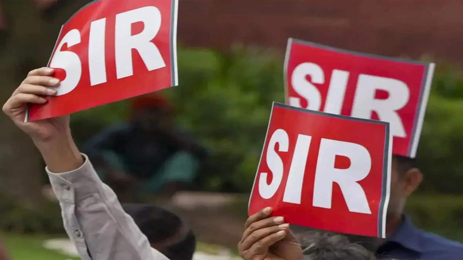 SIR से पश्चिम बंगाल में चमत्कार! 37 साल बाद लापता बेटा लौटा घर, परिवार में खुशी की लहर SIR से पश्चिम बंगाल में चमत्कार! 37 साल बाद लापता बेटा लौटा घर, परिवार में खुशी की लहर