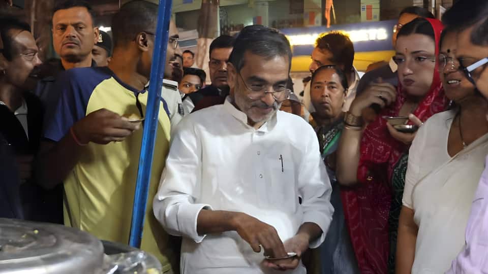 चुनावी जंग के बाद उपेंद्र कुशवाहा ने परिवार के साथ गोलगप्पे खाकर ली राहत, जनता का जीता दिल चुनावी जंग के बाद उपेंद्र कुशवाहा ने परिवार के साथ गोलगप्पे खाकर ली राहत, जनता का जीता दिल