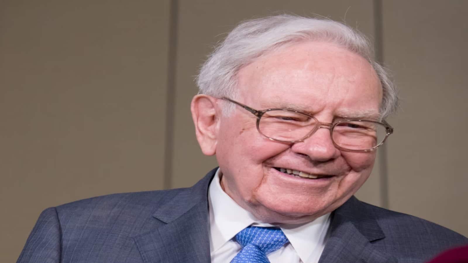 वॉरेन बफे की Berkshire Hathaway का ऑपरेटिंग प्रॉफिट 34% बढ़ा, नेट इनकम में 17% का इजाफा