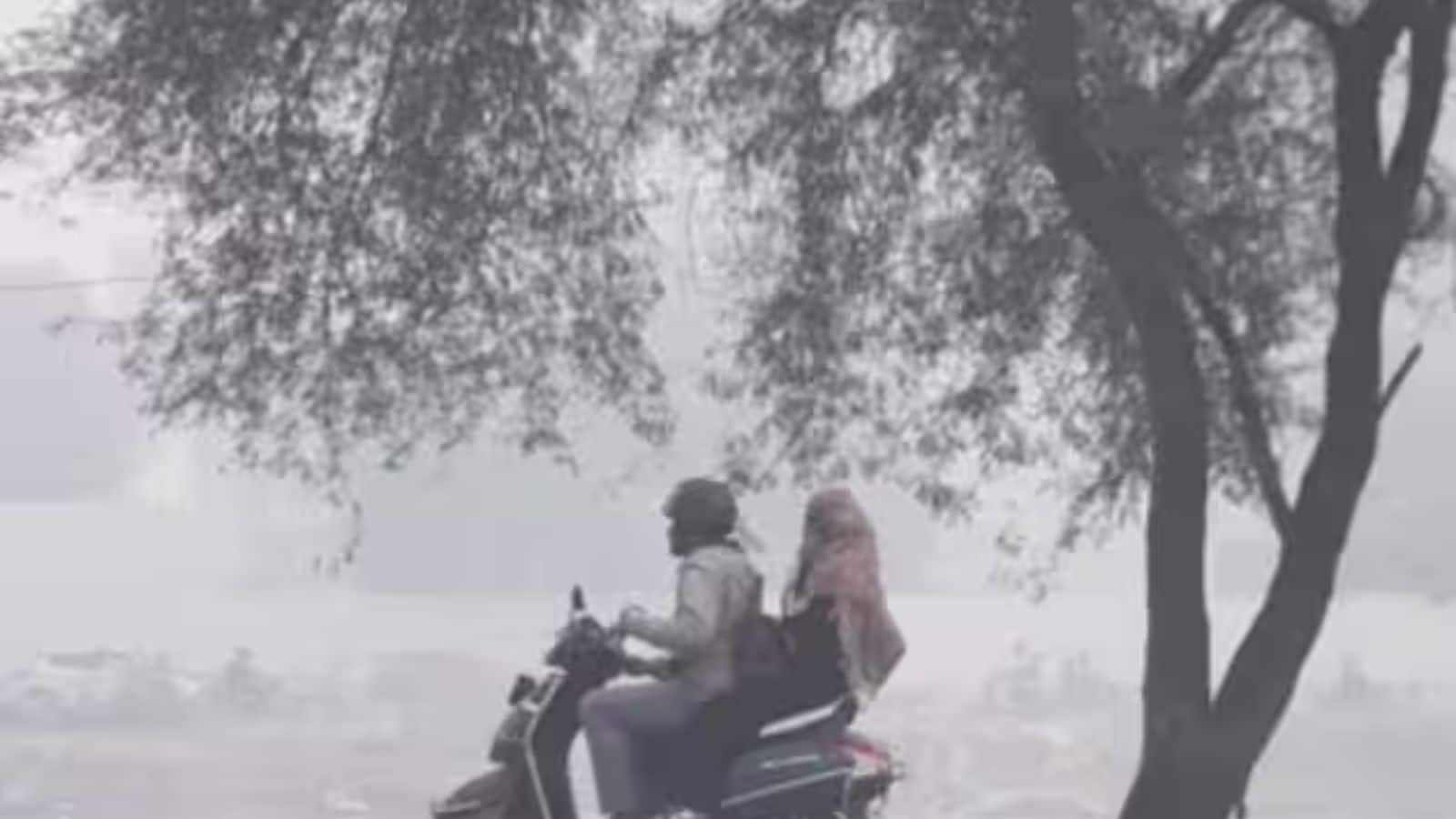 Weather Update: झारखंड में ठंड ने मचाया कहर, 12 जिलों में शीतलहर का यलो अलर्ट Weather Update: झारखंड में ठंड ने मचाया कहर, 12 जिलों में शीतलहर का यलो अलर्ट