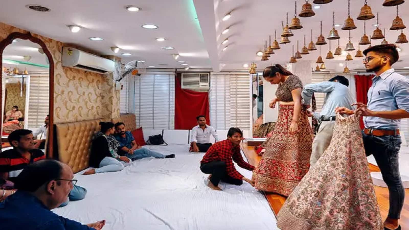 Shadi Shopping Tips: ये आसान टिप्स अपनाएं और शादी की शॉपिंग का बजट रहेगा आपके कंट्रोल में Shadi Shopping Tips: ये आसान टिप्स अपनाएं और शादी की शॉपिंग का बजट रहेगा आपके कंट्रोल में