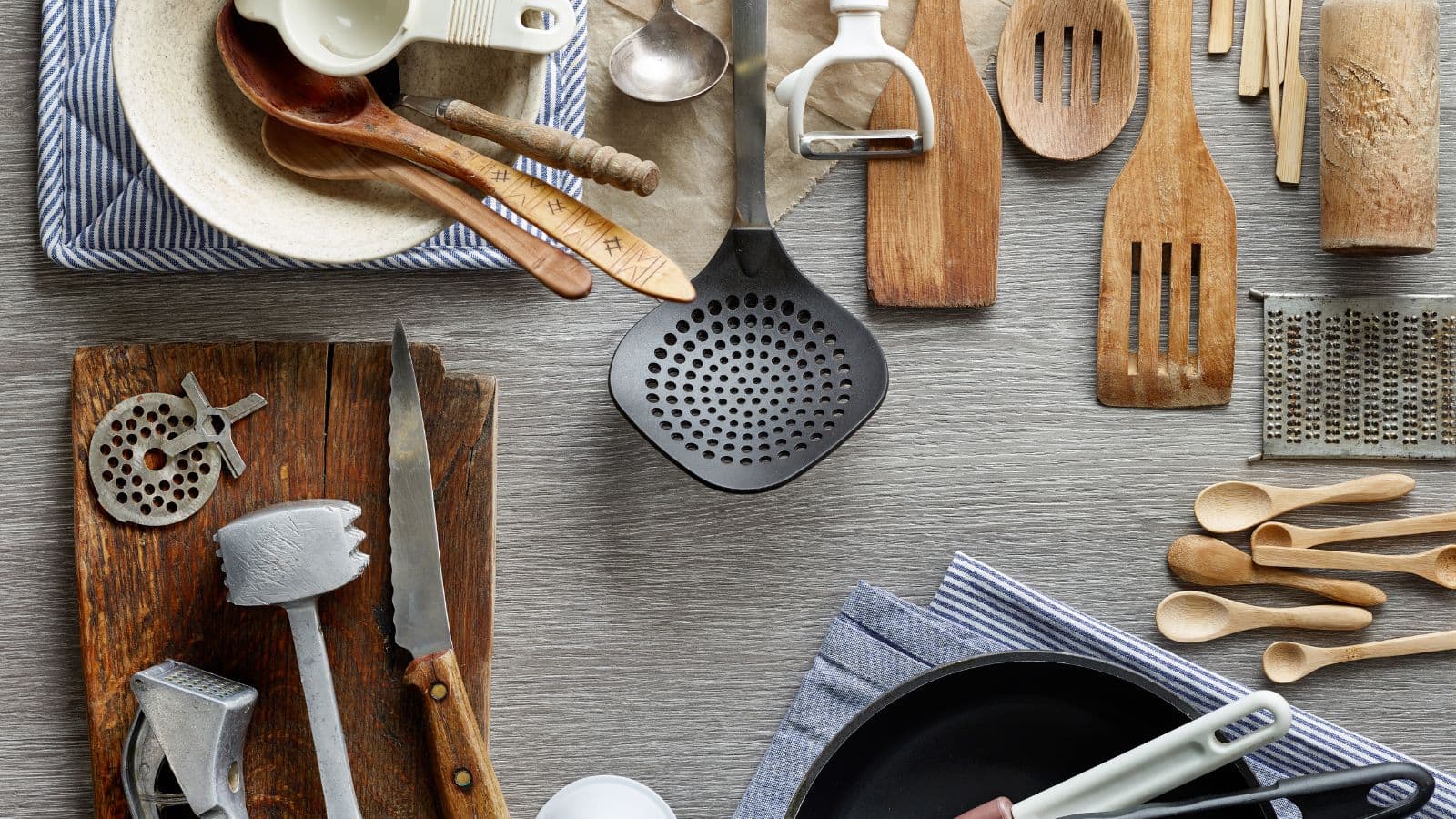 Wodden utensils cleaning tips: बेलन, करछूल और लकड़ी के बर्तन चमकदार बनाने के आसान तरीके Wodden utensils cleaning tips: बेलन, करछूल और लकड़ी के बर्तन चमकदार बनाने के आसान तरीके