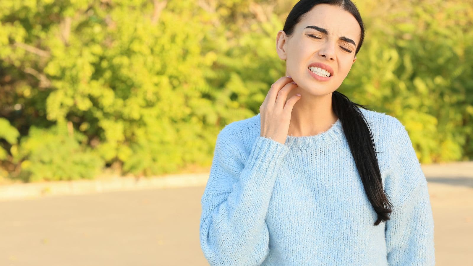 Tips and Tricks: सर्दियों के कपड़ों से बढ़ सकता है स्किन रैश का खतरा, जानिए कैसे करें बचाव!