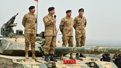 मुनीर को हाल ही में ऑपरेशन सिंदूर के दौरान चार दिनों की सैन्य वृद्धि के बाद पाकिस्तानी सेना के सर्वोच्च रैंक, फील्ड मार्शल, के पद पर पदोन्नत किया गया था