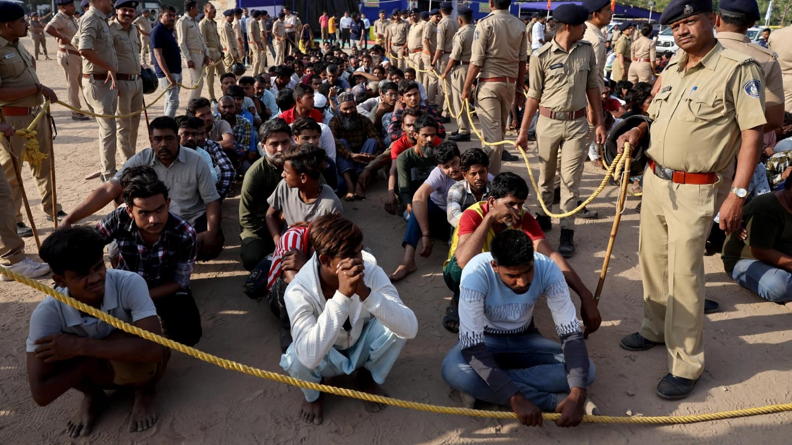 असम में बड़ी कार्रवाई, 15 अवैध बांग्लादेशी विदेशी घोषित, 24 घंटे में भारत छोड़ने का दिया गया आदेश असम में बड़ी कार्रवाई, 15 अवैध बांग्लादेशी विदेशी घोषित, 24 घंटे में भारत छोड़ने का दिया गया आदेश