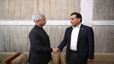 S. Jaishankar in Dhaka: एस जयशंकर ने पाकिस्तान नेशनल असेंबली के स्पीकर अयाज सादिक से ढाका में मुलाकात की
