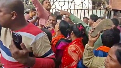 पश्चिम बंगाल के गाईघाटा BDO ऑफिस में BJP का विरोध प्रदर्शन