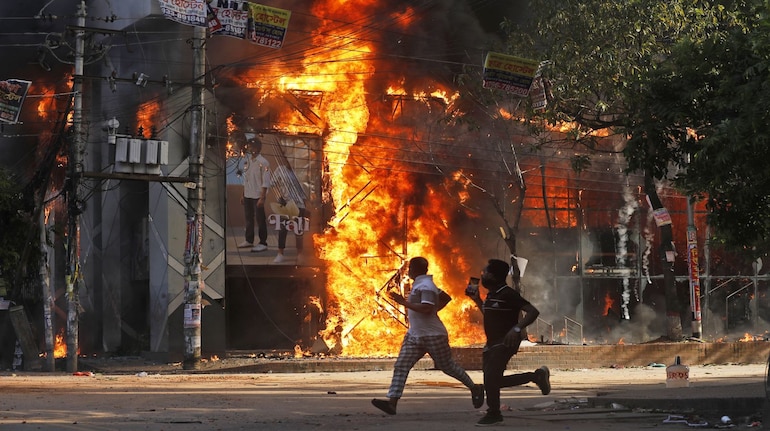 हिंदुओं पर अत्याचार जारी, इस्लामी कट्टरपंथियों ने फिर हिंदू के घर में लगाई आग 2 Bangladesh unrest: बांग्लादेश में हिंदुओं पर अत्याचार जारी, इस्लामी कट्टरपंथियों ने फिर हिंदू के घर में लगाई आग