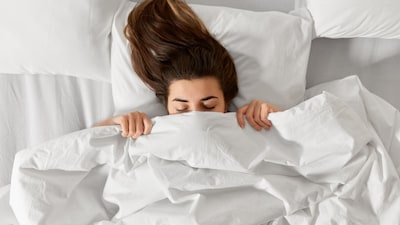 Winter Sleeping Dangers:  कुछ रिसर्च में ये पाया गया है कि रजाई में मुंह ढककर सोने से मेटाबॉलिज्म धीमा पड़ सकता है।