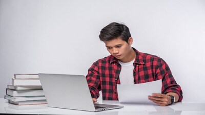 शीर्ष 12 उम्मीदवारों में से दो महिलाएं और 10 पुरुष हैं। 