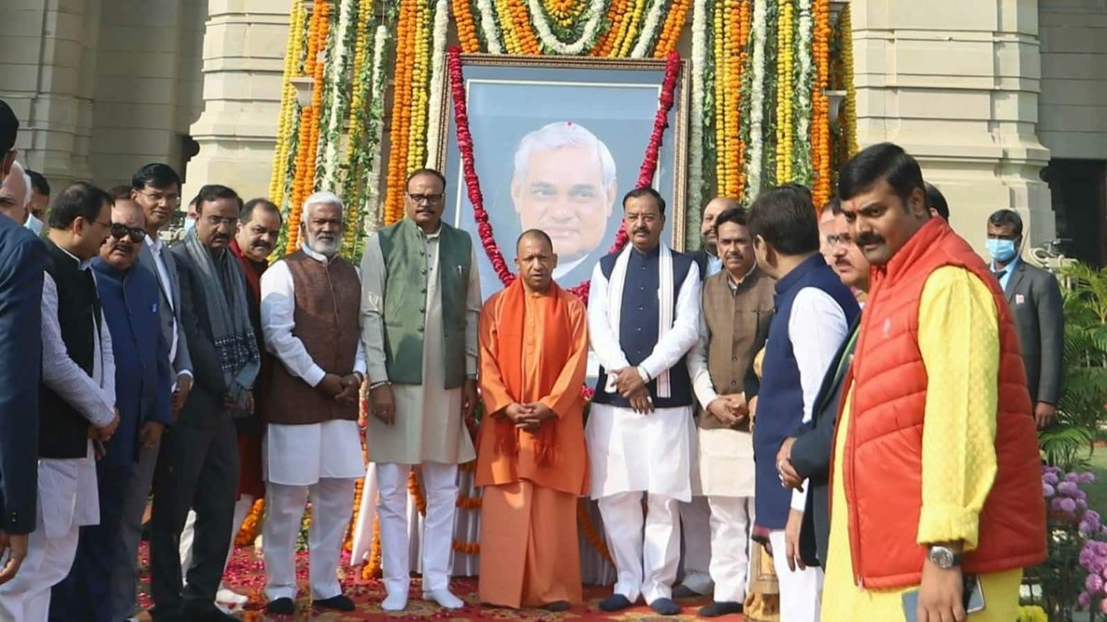 सीएम योगी ने वाजपेयी को बताया भारतीय राजनीति का अजातशत्रु, बोले- उनके सपनों को आगे बढ़ाएगी सरकार सीएम योगी ने वाजपेयी को बताया भारतीय राजनीति का अजातशत्रु, बोले- उनके सपनों को आगे बढ़ाएगी सरकार