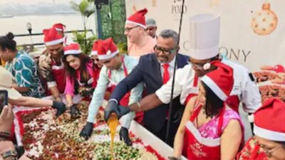 Cake mixing ceremony: ब्रिटेन में पुराने समय में क्रिसमस से पहले प्लम पोरिज या दलिया खाया जाता था। 