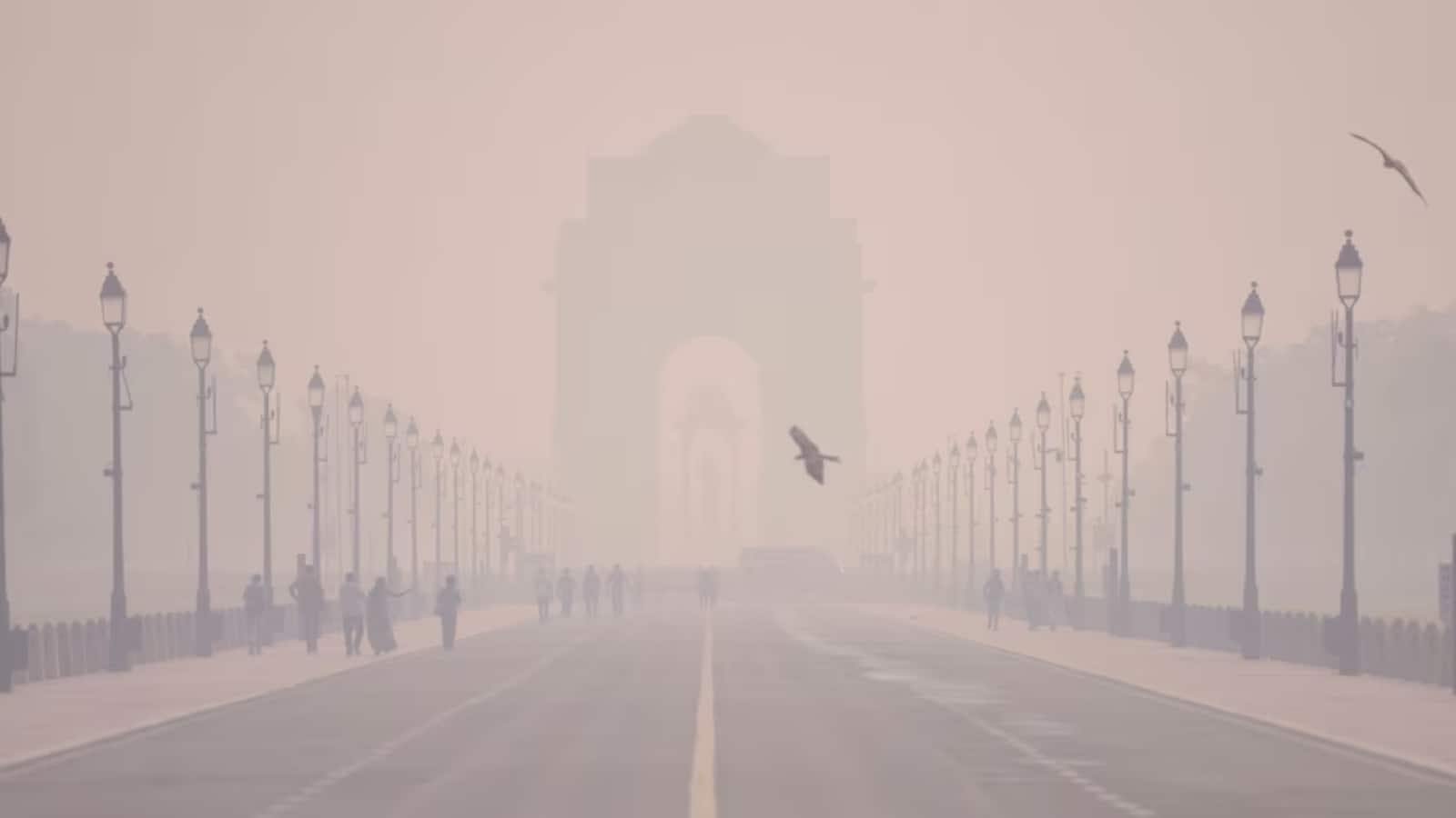 Delhi air pollution: घने कोहरे की चादर में लिपटी दिल्ली, 18 इलाकों में AQI 400 के पार, GRAP-3 लागू Delhi air pollution: घने कोहरे की चादर में लिपटी दिल्ली, 18 इलाकों में AQI 400 के पार, GRAP-3 लागू