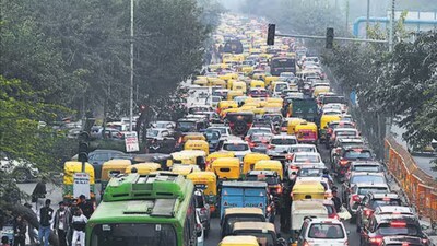 दिल्ली में अचानक BS-VI नियम लागू होने से मची अफरा-तफरी, राजधानी से सटे सीमाओं पर लगा जाम