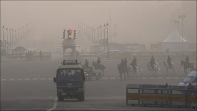 कड़कड़ाती ठंड, मंद हवाएं और स्मॉग के इस जानलेवा कॉकटेल ने दिल्ली-NCR को एक बार फिर गैस चैंबर में तब्दील कर दिया है