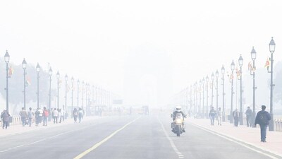 आज सुबह दिल्ली का औसत AQI 221 दर्ज किया गया, जो पिछले हफ्तों के मुकाबले काफी बेहतर है