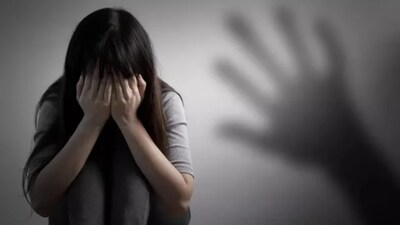 फरीदाबाद में लिफ्ट मांगने वाली महिला के साथ दो युवकों ने किया बलात्कार, फिर उसे चलती वैन से बाहर फेंका 