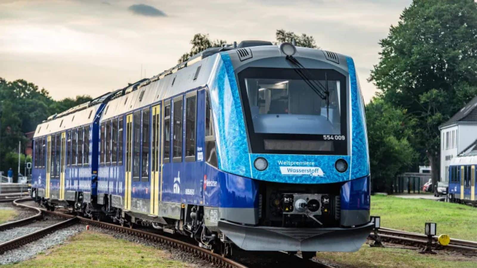 First Hydrogen Train: भारत में हाइड्रोजन ट्रेन का पहला सफर, देखें लंबाई और कोच की पूरी जानकारी First Hydrogen Train: भारत में हाइड्रोजन ट्रेन का पहला सफर, देखें लंबाई और कोच की पूरी जानकारी