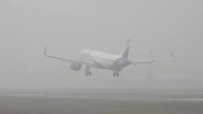 घने कोहरे का दिखा असर, इंडिगो और दिल्ली एयरपोर्ट ने जारी की ट्रैवल एडवाइजरी