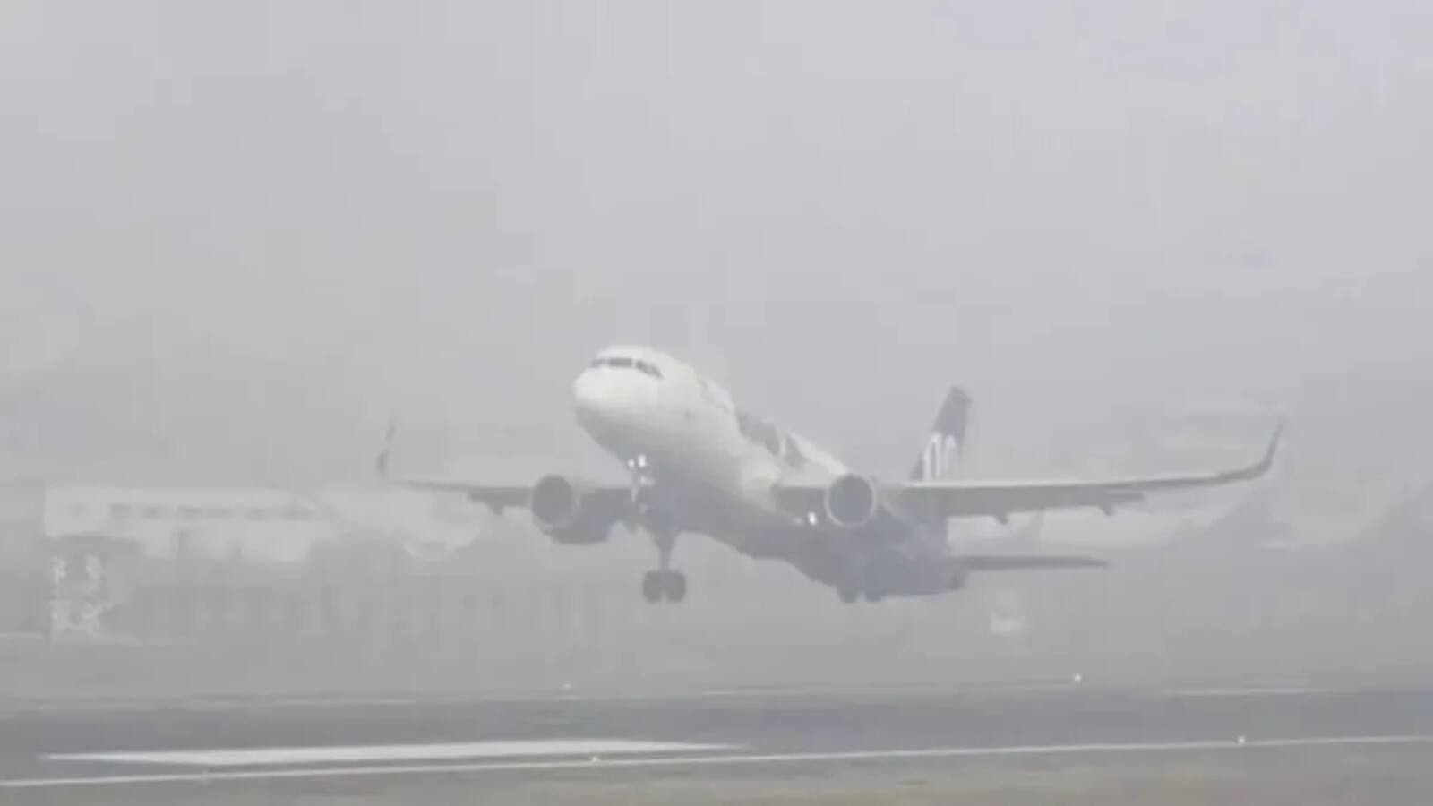 Flight Advisory: घने कोहरे और धुंध के कारण एयरलाइंस ने जारी की ट्रैवल एडवाइजरी, यात्रियों को फ्लाइट स्टेटस चेक करने के दिए गए निर्देश Flight Advisory: घने कोहरे और धुंध के कारण एयरलाइंस ने जारी की ट्रैवल एडवाइजरी, यात्रियों को फ्लाइट स्टेटस चेक करने के दिए गए निर्देश