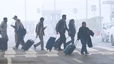 घने कोहरे के कारण दिल्ली एयरपोर्ट पर 100 से अधिक उड़ानें रद्द