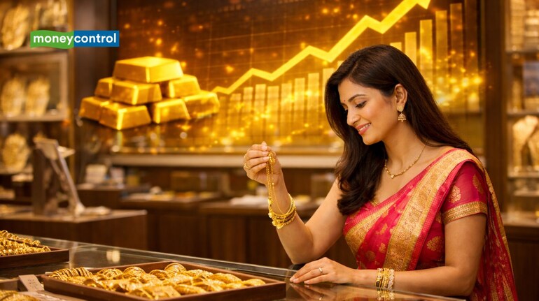 Gold Price Outlook: 3 लाख रुपये के पार जा सकता है सोना, अमेरिकी अर्थशास्त्री का बड़ा अनुमान; जानिए वजह - gold price outlook could gold cross 3 lakh rupees in india by